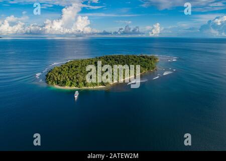 Luftbild von Wickham Island, Marovo Lagoon, Vielleicht die größte Salzwasserlagune der Welt, Salomonen, Solomon Sea Stockfoto