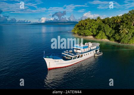 Luftbild von Wickham Island, Marovo Lagoon, Vielleicht die größte Salzwasserlagune der Welt, Salomonen, Solomon Sea Stockfoto