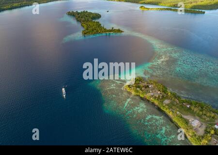 Luftbild von der Insel Karumolun, den Russell-Inseln, der Insel Karumolun, den Salomonen und der Salomonensee Stockfoto