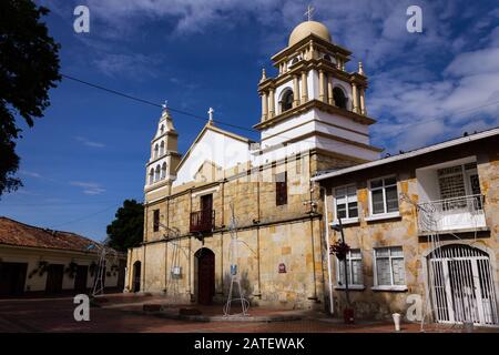 Our Lady of the Rosary Parish auf dem zentralen Platz von Cota Cundinamarca, Kolumbien, in der Nähe von Bogotá, 1. Februar 2020 Stockfoto