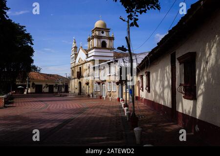 Our Lady of the Rosary Parish auf dem zentralen Platz von Cota Cundinamarca, Kolumbien, in der Nähe von Bogotá, 1. Februar 2020 Stockfoto