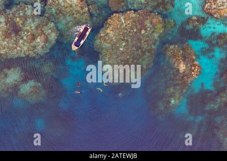 Luftaufnahme von Tinnie Drop auf Lologhan Island, Russell Islands und Scuba Diver, Russell Islands, Solomon Islands, Solomon Sea Stockfoto