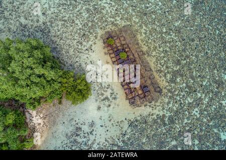 Luftbild der amerikanischen Landungsbarge auf den Ghavutu Island Florida Islands, den Salomon-Inseln, dem Pazifischen Ozean und dem Salomon-Meer Stockfoto