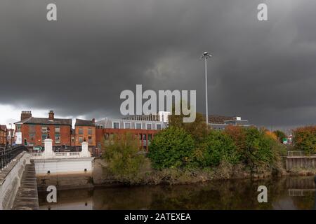 Stürmischer Himmel über dem Old Packet House und dem neuen Parkhaus Warrington, Cheshire, von der Warrington Bridge über den Fluss Mersey, 2019 aus gesehen Stockfoto