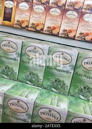 Boxen mit Twining Tea Taschen, Zum Verkauf im Lebensmittelgeschäft, USA Stockfoto