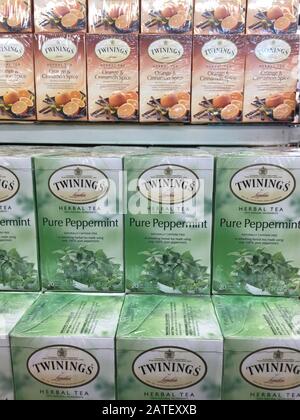 Boxen mit Twining Tea Taschen, Zum Verkauf im Lebensmittelgeschäft, USA Stockfoto
