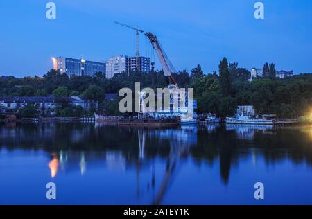 Industrielle Reflexionskräne im Wasser. Schiffbauwerk in Nikolajew, Ukraine Stockfoto