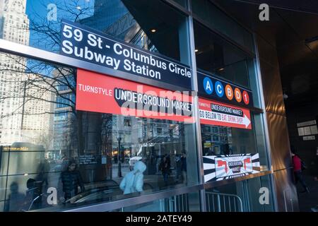 U-Bahn-Eingang und Turnstyle Underground Market am Columbus Circle, New York City, USA Stockfoto