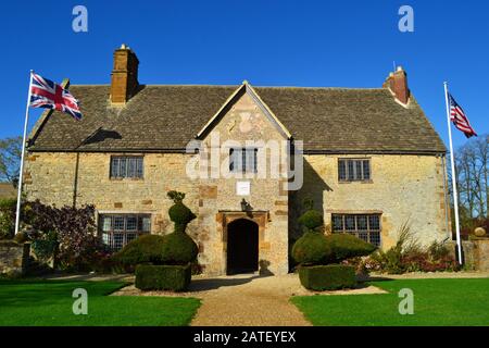 Sulgrave Manor, Oxfordshire, Großbritannien, wurde 1539 für den Tudor-Wollhändler Lawrence Washington, Vorfahr von George Washington, dem ersten US-Präsidenten, erbaut. Stockfoto