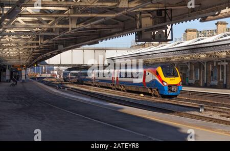 Abellio East Midlands Railway Klasse 222 Dieselzug 222017 wartet am Bahnhof Sheffield. Stockfoto