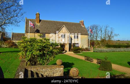 Sulgrave Manor, Oxfordshire, Großbritannien, wurde 1539 für den Tudor-Wollhändler Lawrence Washington, Vorfahr von George Washington, dem ersten US-Präsidenten, erbaut. Stockfoto