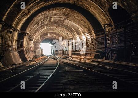 Tunnel der Kiewer Metro nahe der Station Arsenalnaya, der tiefsten U-Bahn-Station der Welt. Stockfoto