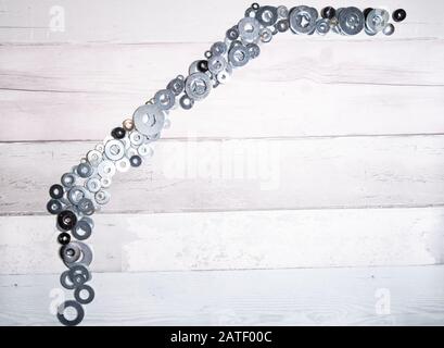 Satz verschiedener Größen von Metallscheiben auf altem Holzhintergrund. Draufsicht. Stockfoto