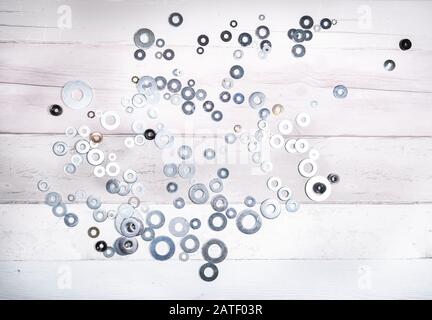 Satz verschiedener Größen von Metallscheiben auf altem Holzhintergrund. Draufsicht. Stockfoto