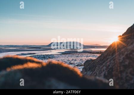 Winterlandschaft von einem schönen und gefrorenen Island. Der Tourismus in Island ist auch in den Wintermonaten sehr beliebt und hat noch viel zu bieten Stockfoto