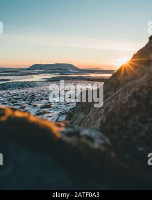 Winterlandschaft von einem schönen und gefrorenen Island. Der Tourismus in Island ist auch in den Wintermonaten sehr beliebt und hat noch viel zu bieten Stockfoto