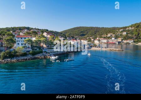 Luftaufnahme des Fischerdorfs Stomorska, Insel Solta, Dalmatien, Kroatien, Adria, Mittelmeer Stockfoto