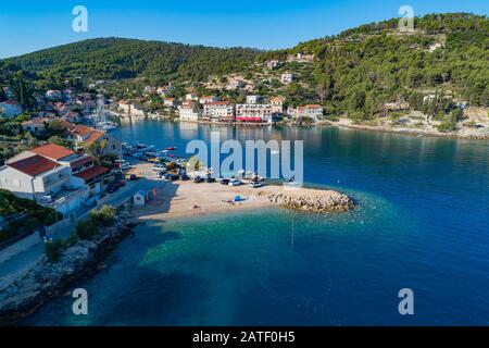 Luftaufnahme des Fischerdorfs Stomorska, Insel Solta, Dalmatien, Kroatien, Adria, Mittelmeer Stockfoto