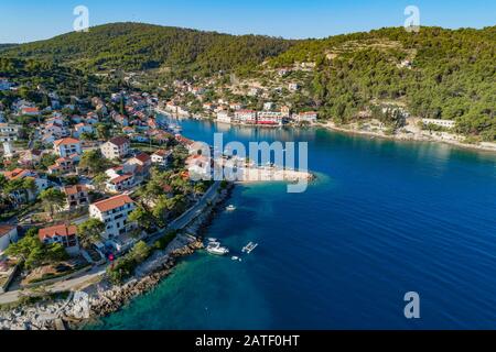 Luftaufnahme des Fischerdorfs Stomorska, Insel Solta, Dalmatien, Kroatien, Adria, Mittelmeer Stockfoto