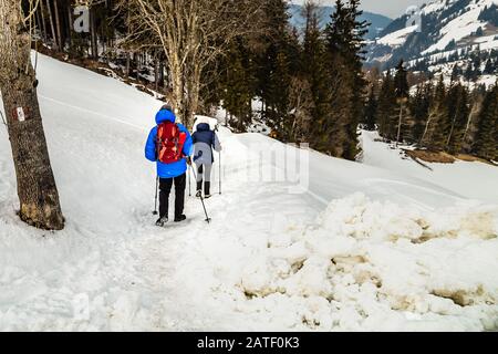 Badia (BZ), 10. februar 2019: Menschen, die auf dem Fußweg in den bergen ski fahren Stockfoto