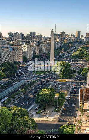 Buenos Aires, Argentinien, - Februar. 20. 2016: Obelisco de Buenos Aires (Obelisk), vertikales Panorama der Plaza de la Republica an den Avenues Corrientes an Stockfoto