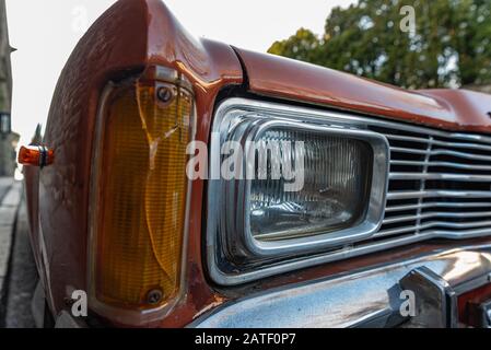 Details zu einem historischen amerikanischen Auto, einer vorderen Fahrzeugbeleuchtung und einer Blinkleuchte Stockfoto