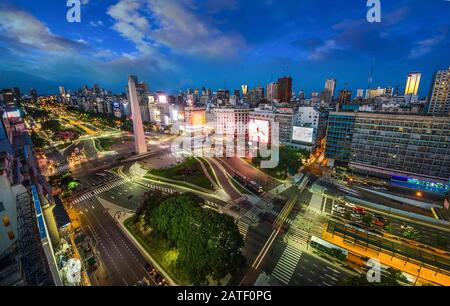 Buenos Aires, Argentinien, - Februar. 20. 2016: Luftbild der Nacht der Buenos-Aires-Stadt. Obelisk-Denkmal an der Straße 9. Juli Stockfoto