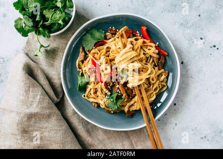 Asiatische Küche, Nudeln mit Gemüse, gesundes vegetarisches Menü Stockfoto