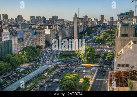 Buenos Aires, Argentinien, - Februar. 20. 2016: Luftbild von Obelisco de Buenos Aires (Obelisk), historisches Denkmal und Wahrzeichen der Stadt, auf der Plaza de Stockfoto