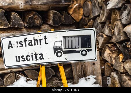 Badia (BZ), 10. februar 2019: Licht ist aufklärendes Ausfahrschild für LKWs Stockfoto