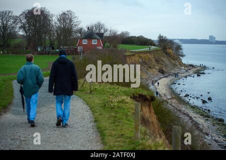 02. Februar 2020, Schleswig-Holstein, Lübeck: Passanten gehen auf einem Wanderweg am Brodtener Steilufer und entlang des Ostseestufens in der Lübecker Bucht. Foto: Gregor Fischer / dpa Stockfoto