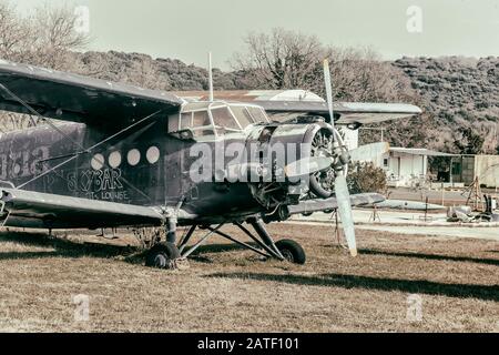 Vrsar, KROATIEN - 29. JANUAR 2020: Altes Flugzeug Antonov 2 ( An-2 ), Colt, ausgestellt auf dem Aeropark in Vrsar, Istrien, Kroatien Stockfoto