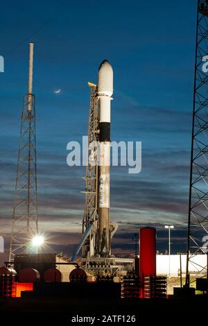 Eine SpaceX Falcon 9-Rakete steht für den Start auf Komplex 40 an der Cape Canaveral Air Force Station bereit. Stockfoto