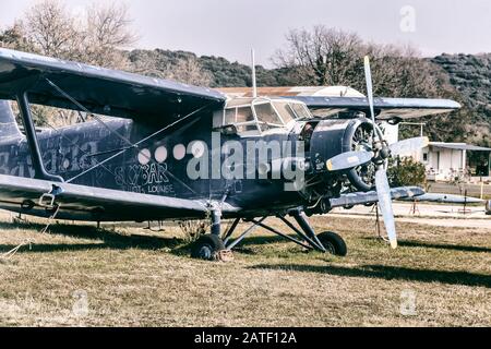 Vrsar, KROATIEN - 29. JANUAR 2020: Altes Flugzeug Antonov 2 ( An-2 ), Colt, ausgestellt auf dem Aeropark in Vrsar, Istrien, Kroatien Stockfoto