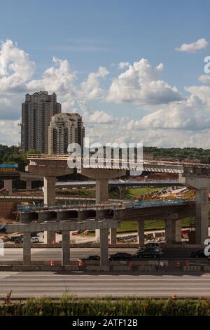 Brückenüberführungen sind teilweise an der Kreuzung von GA 400 und I-285 in Atlanta, GA, USA - 22. Juli 2019 gebaut. Stockfoto