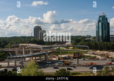 Brückenüberführungen befinden sich an der Kreuzung von GA 400 und I-285 in Atlanta, GA, USA - 22. Juli 2019. Stockfoto