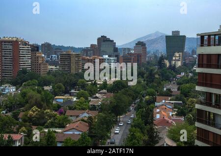 Moderne Apartmentgebäude und Wohnungen in der Innenstadt von Santiago, Chile. Stockfoto