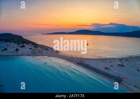 Luftaufnahme des Simos Strandes bei Sonnenuntergang auf der Insel Elafonisos in Griechenland. Elafonisos ist eine kleine griechische Insel auf der Peloponnes mit idyllischen, exotischen Stränden und Stockfoto