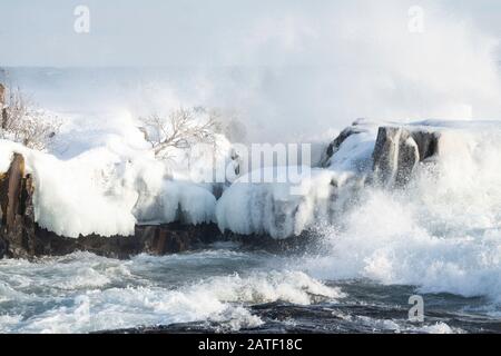 Lake Superior Waves Batter Shoreline, Artist Point, Grand Marais, Cook County, MN, Januar, von Dominique Braud/Dembinsky Photo Assoc Stockfoto