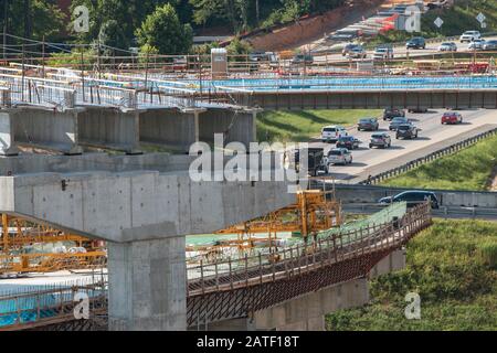 An der Kreuzung von GA 400 und I-285 in Atlanta, GA, USA - 22. Juli 2019 sind teilweise riesige Brückenüberführungen gebaut. Stockfoto