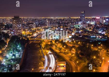 Santiago, CHILE 15. JANUAR 2016 - Nachtansicht von Santiago de Chile Stockfoto