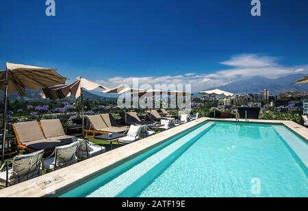 Santiago, CHILE 15. JANUAR 2016 - Schwimmbad auf dem Dach mit schöner Aussicht auf die Stadt Santiago de Chile Stockfoto