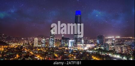 Panoramablick auf Providencia und Las Condes Bezirke mit Costanera Center Wolkenkratzer, Titan Tower und Los Andes Mountain Range, Santiago de Chil Stockfoto