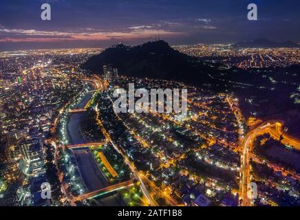 Skyline von Santiago de Chile mit modernen Bürogebäuden im Finanzviertel in Las Condes. Nacht Chile Stadt Stockfoto