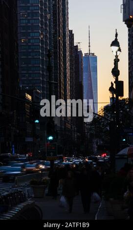 Blick auf den Sonnenuntergang über dem Wolkenkratzer NYC von der 6th Ave in New York Stockfoto