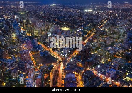 Skyline von Santiago de Chile mit modernen Bürogebäuden im Finanzviertel in Las Condes. Nacht Chile Stadt Stockfoto