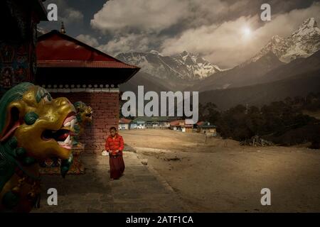 Junger Mönch und Sonnenuntergang in der Everest Region bei Tengboche Stockfoto