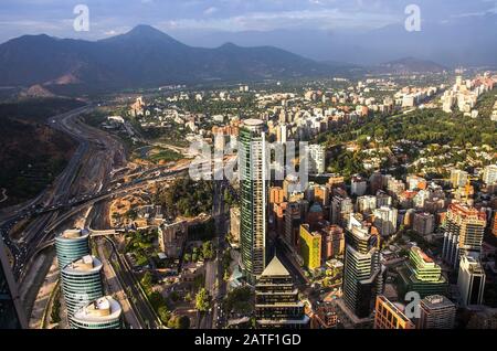 Blick auf Santiago de Chile bei Sonnenuntergang und die Berge der Los Andes im Rücken Stockfoto