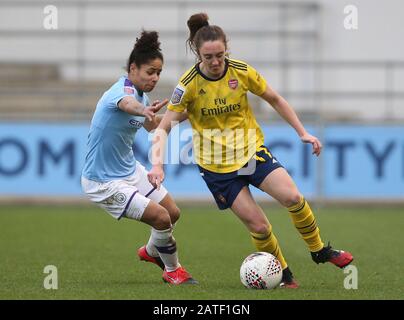 Demi Stokes (links) von Manchester City und Lisa Evans von Arsenal kämpfen während des FA Women's Super League Matches im Academy Stadium, Manchester, um den Ball. Stockfoto