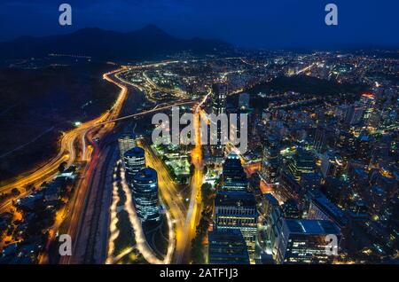 Panoramablick auf die Stadt vom Gran Torre Santiago in Santiago de Chile. Stockfoto